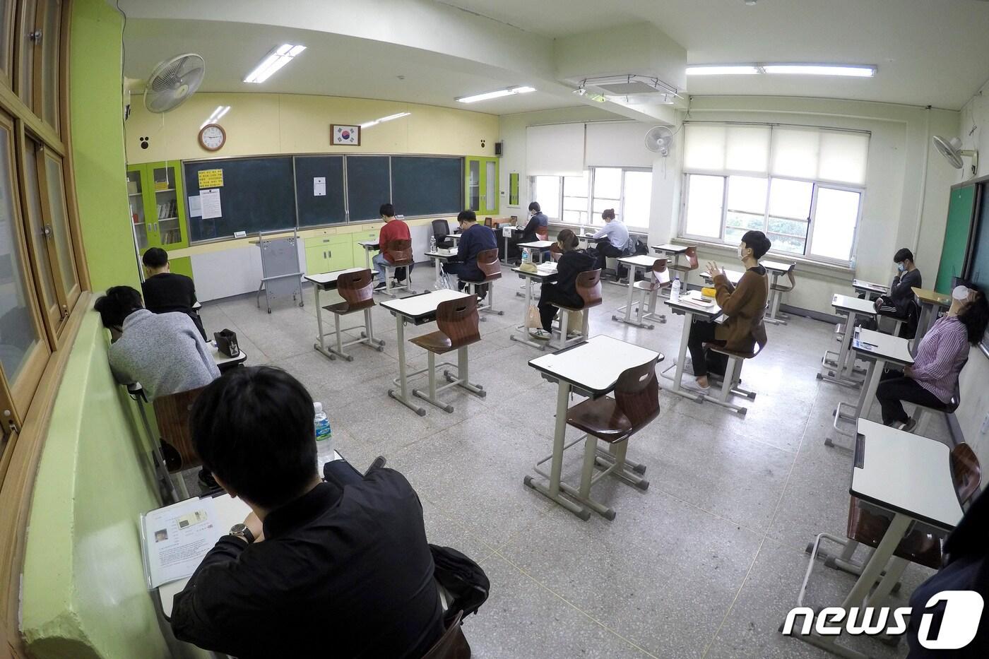 지난 5월16일 오전 서울 송파구 송파동 가락중학교에서 열린 2020년도 국가공무원 5급 공채 및 외교관후보자 선발시험에서 마스크를 쓴 응시생들이 사회적 거리를 유지한 자리에 앉아 시험 시작을 기다리고 있다. (인사혁신처 제공) 2020.5.16/뉴스1 ⓒ News1 임세영 기자