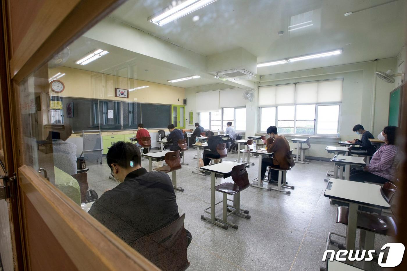 본문 이미지 - 신종 코로나바이러스 감염증(코로나19) 사태로 연기됐던 국가공무원 시험이 재개된 16일 오전 서울 송파구 송파동 가락중학교에서 열린 2020년도 국가공무원 5급 공채 및 외교관후보자 선발시험에서 마스크를 쓴 응시생들이 사회적 거리를 유지한 자리에 앉아 시험 시작을 기다리고 있다. (인사혁신처 제공) 2020.5.16/뉴스1 ⓒ News1 임세영 기자