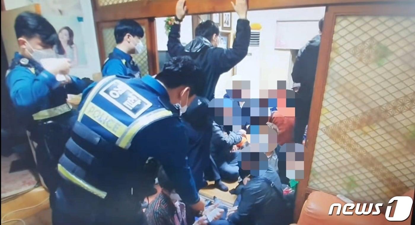 본문 이미지 - 경찰이 현장 적발한 부산 도박장.(부산경찰청 제공)ⓒ 뉴스1