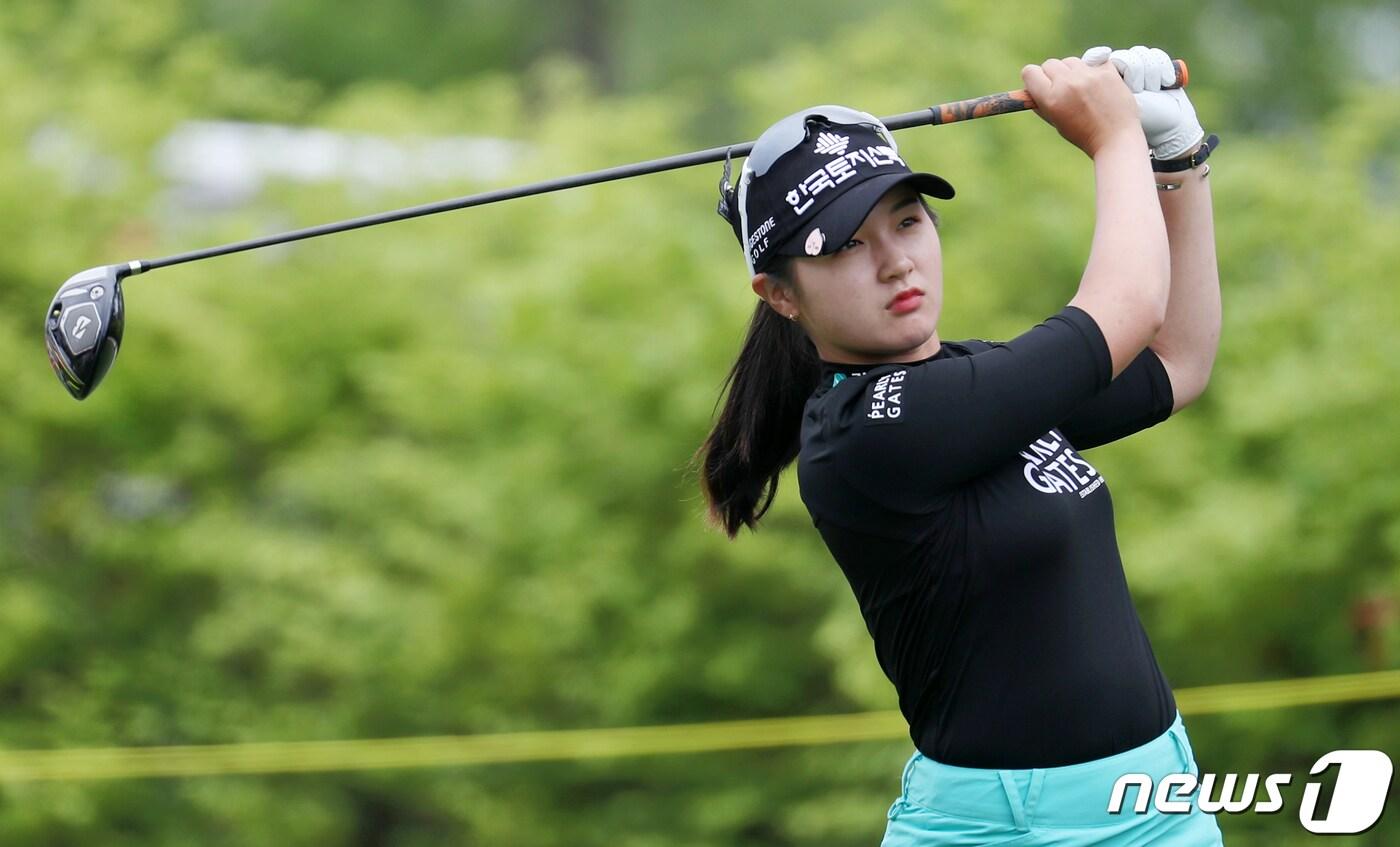 프로골퍼 박현경이 17일 오후 경기도 양주 레이크우드 컨트리클럽(파72·6540야드)에서 열린 제42회 KLPGA 챔피언십 파이널라운드 경기 1번홀에서 티샷을 치고 있다. 2020.5.17/뉴스1 ⓒ News1 민경석 기자