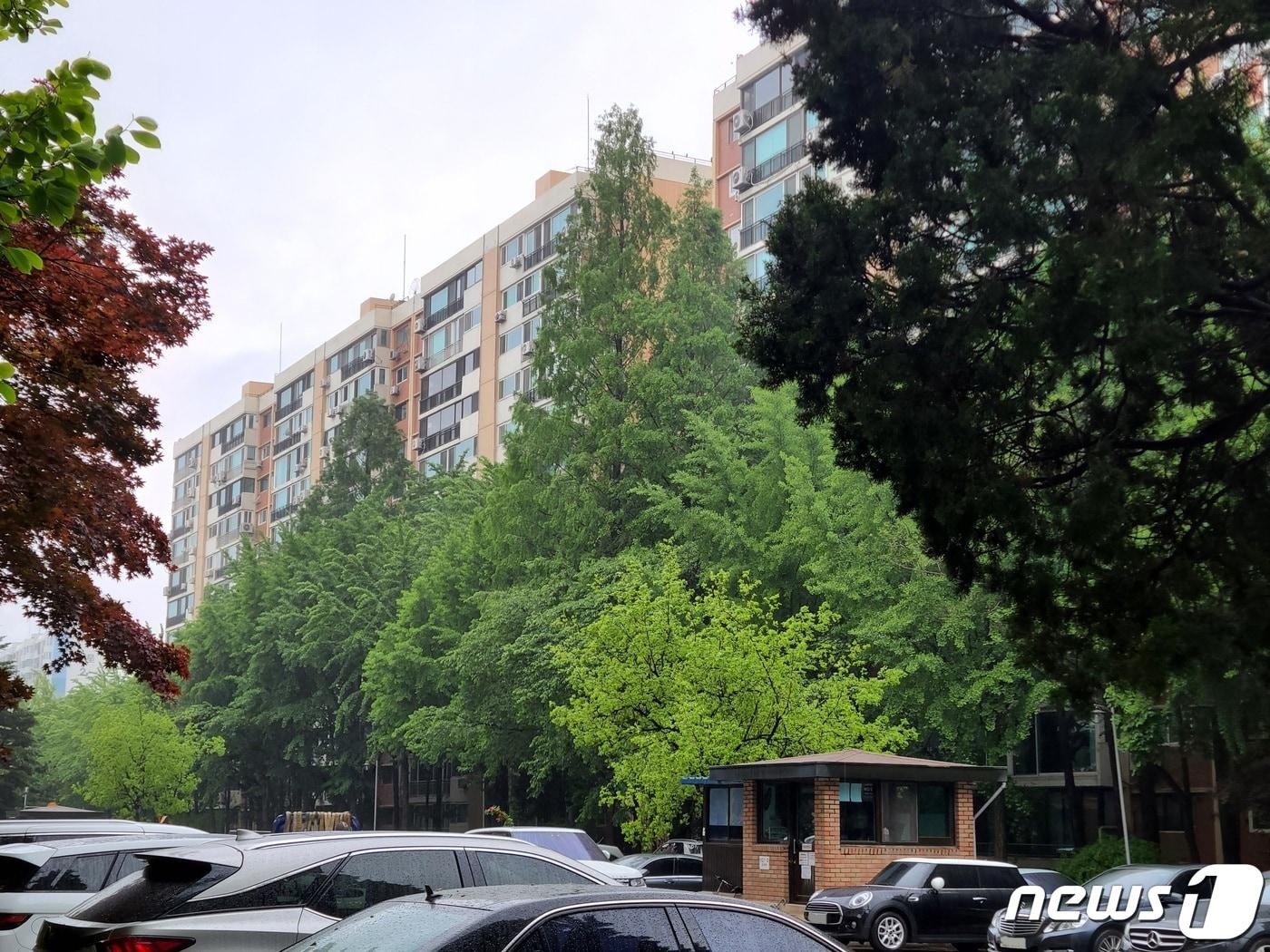 본문 이미지 - 2014년 입주민의 횡포로 인해 근무하던 경비원이 극단적 선택을 했던 서울 강남구 한 아파트 단지. ⓒ 뉴스1 이상학 기자