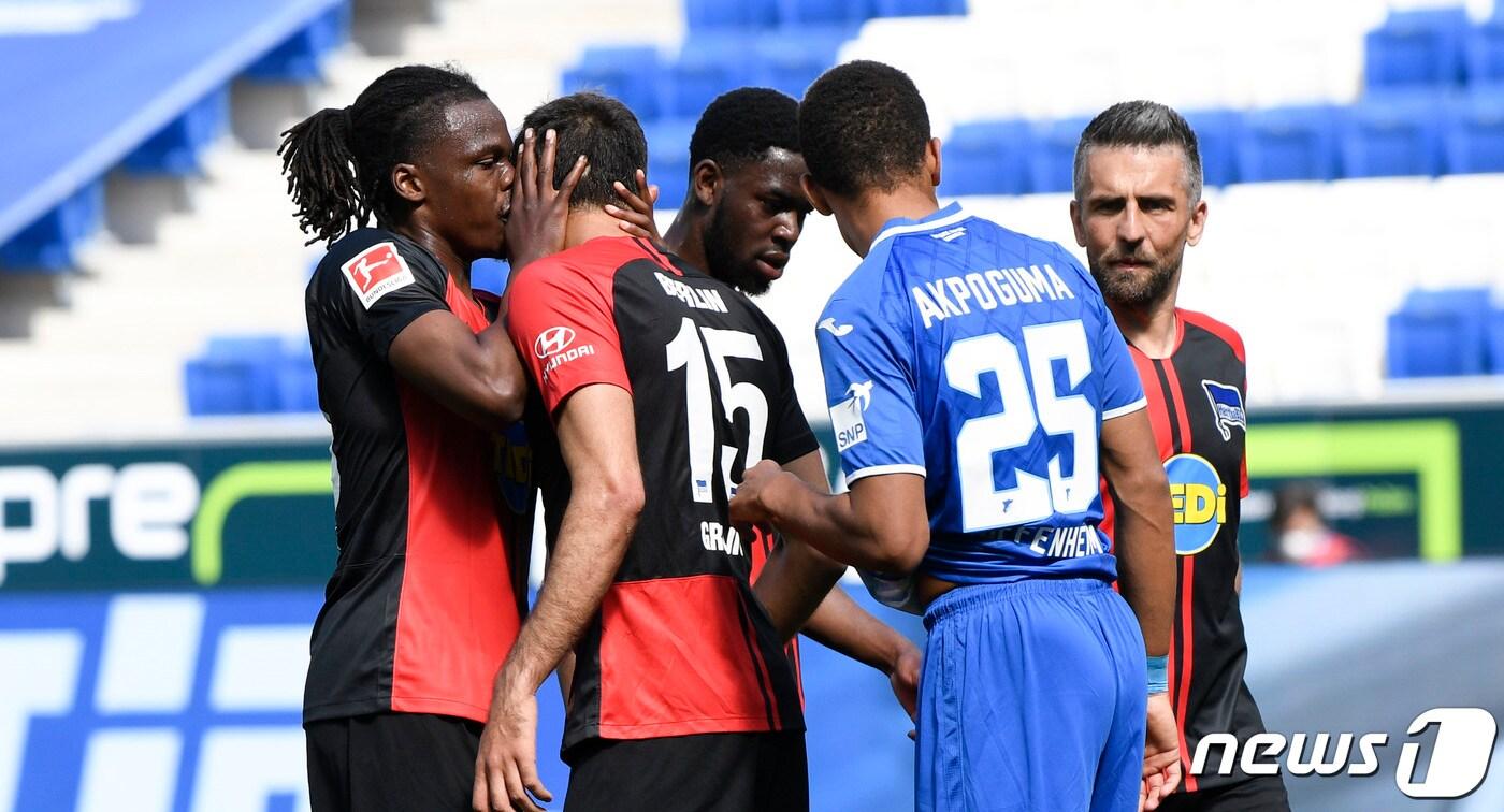 헤르타 베를린 수비수 보야타(왼쪽) 가 호펜하임과의 경기에서 팀이 선제골을 넣자 동료 그루이치에게 뽀뽀를 하며 기뻐하고 있다. ⓒ AFP=뉴스1