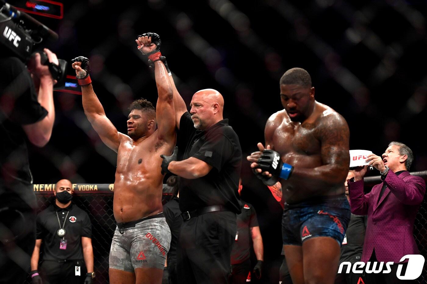 극적인 역전승을 거둔 알리스타 오브레임(왼쪽)이 환호하고 있다. ⓒ AFP=뉴스1