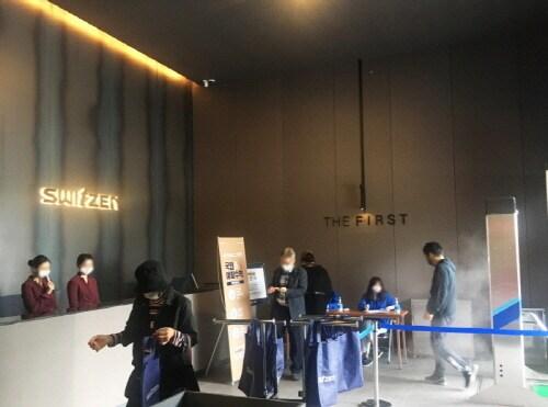 본문 이미지 - 지난 15일 견본주택 문을 연 양정 포레힐즈 스위첸이 코로나19로부터 방문객들의 안전을 위해 철저한 방역을 진행 중이다. [사진=KCC건설]ⓒ 뉴스1