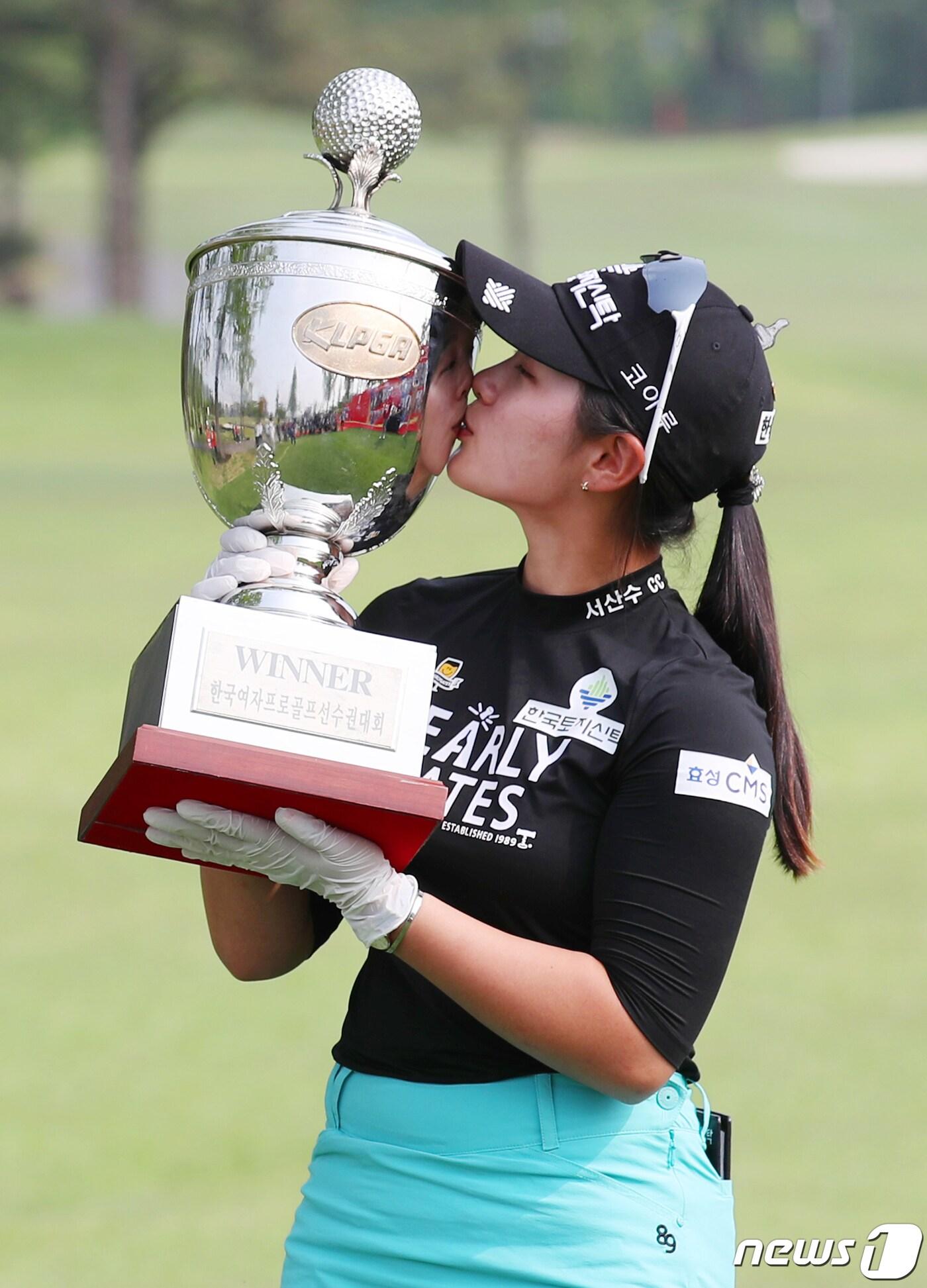 본문 이미지 - 프로골퍼 박현경이 17일 오후 경기도 양주 레이크우드 컨트리클럽(파72·6540야드)에서 열린 제42회 KLPGA 챔피언십 파이널라운드 경기에서 우승을 거둔 뒤 트로피에 입맞추고 있다. 2020.5.17/뉴스1 ⓒ News1 민경석 기자