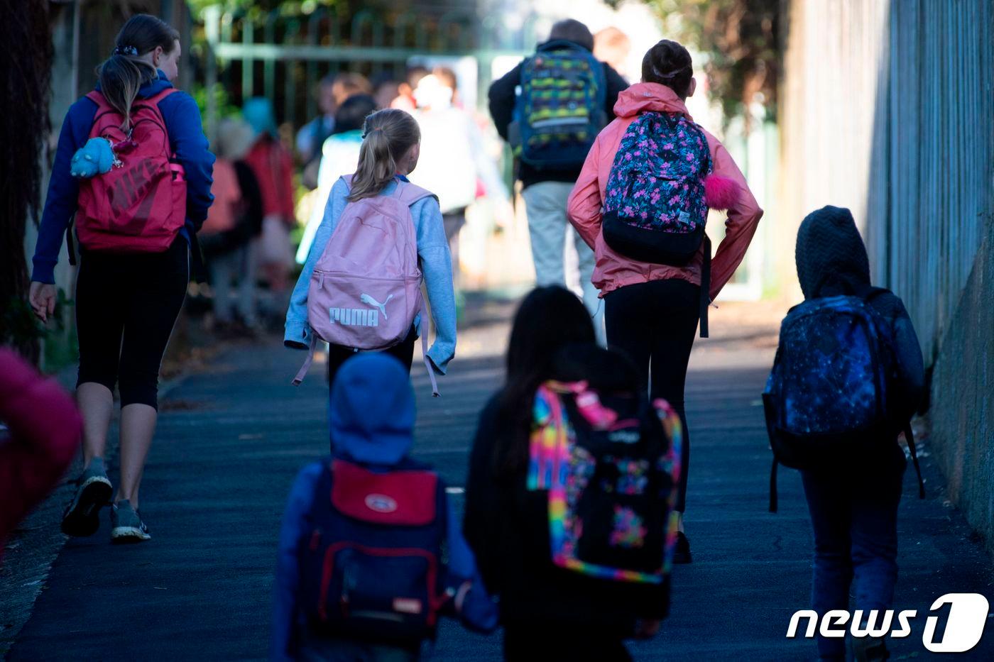 뉴질랜드 학생들이 웰링턴 거리에서 등교하고 있다. ⓒ AFP=뉴스1 ⓒ News1 이동원 기자