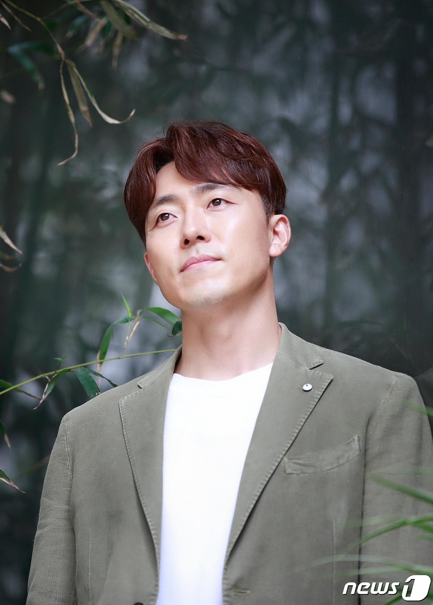 본문 이미지 - 배우 이무생이 18일 서울 강남구 학동 인근 카페에서 열린 드라마 ‘부부의 세계’ 종영 인터뷰에 앞서 포즈를 취하고 있다. 2020.5.18/뉴스1 ⓒ News1 권현진 기자