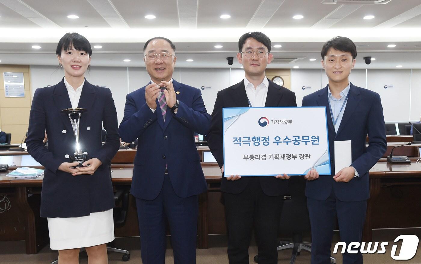 본문 이미지 - 홍남기 경제부총리 겸 기획재정부 장관이 지난 5월8일 오후 정부세종청사에서 열린 포스트 코로나시대로 한단계 도약을 준비하는 '2020년 제1차 적극행정 우수공무원 시상식'에서 마스크TF 직원들에게 시상 후 기념사진을 찍고 있다.기획재정부 제공). 2020.5.18/뉴스1