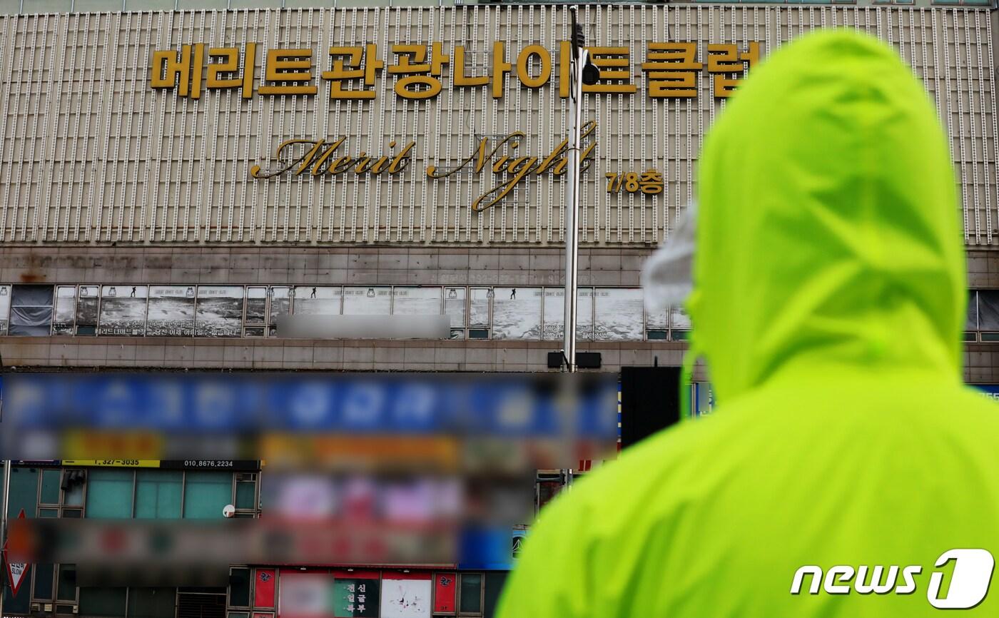 경기 부천시는 이태원 클럽을 다녀온 후 확진을 받은 베트남 국적 A씨(32·남)가 경기 부천 메리트나이트 클럽을 지난 9일 방문했다고 밝혔다. 18일 오후 경기 부천 메리트나이트 클럽의 모습. 2020.5.18/뉴스1 ⓒ News1 정진욱 기자