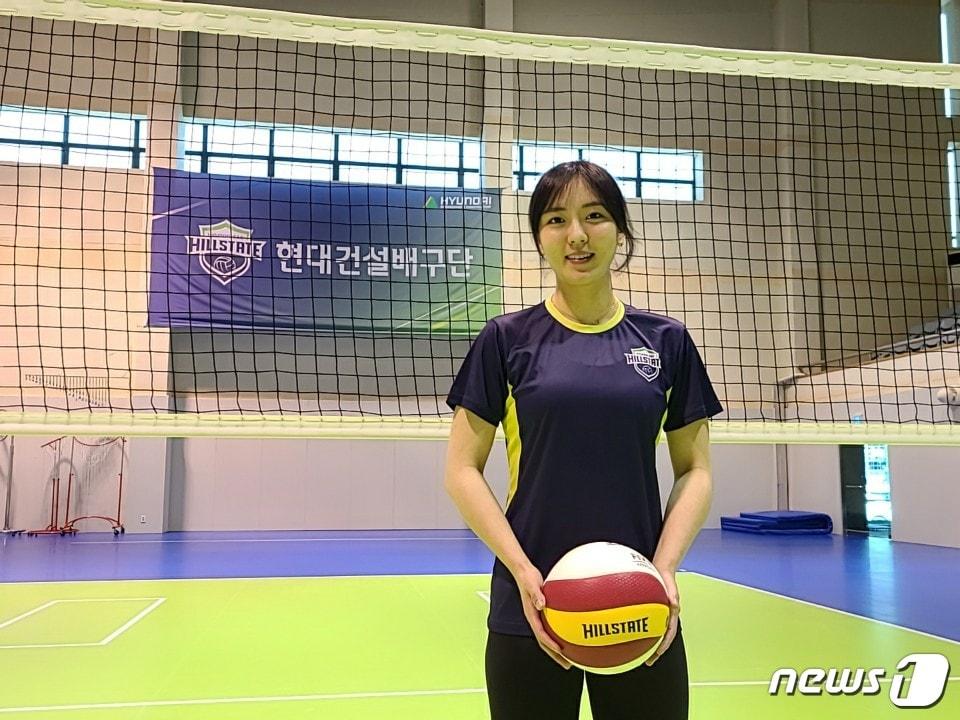 본문 이미지 - 여자 프로배구 현대건설 유니폼을 입게 된 세터 이나연. ⓒ 뉴스1