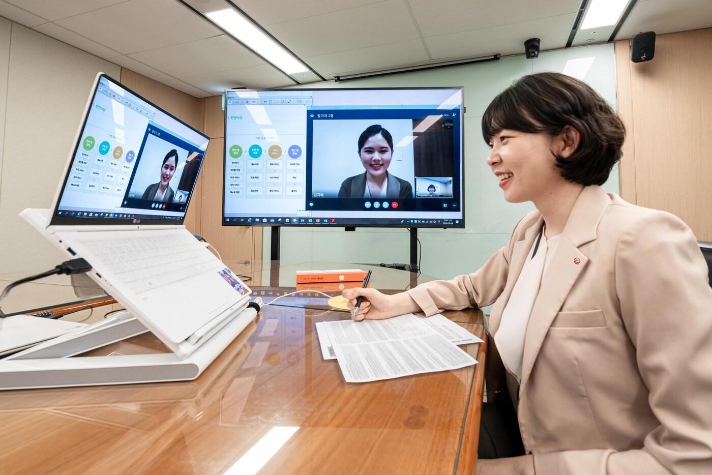 한화호텔앤드리조트의 직원이 화상 시스템으로 비대면 교육을 받고 있다.ⓒ 뉴스1(한화호텔앤드리조트 제공)