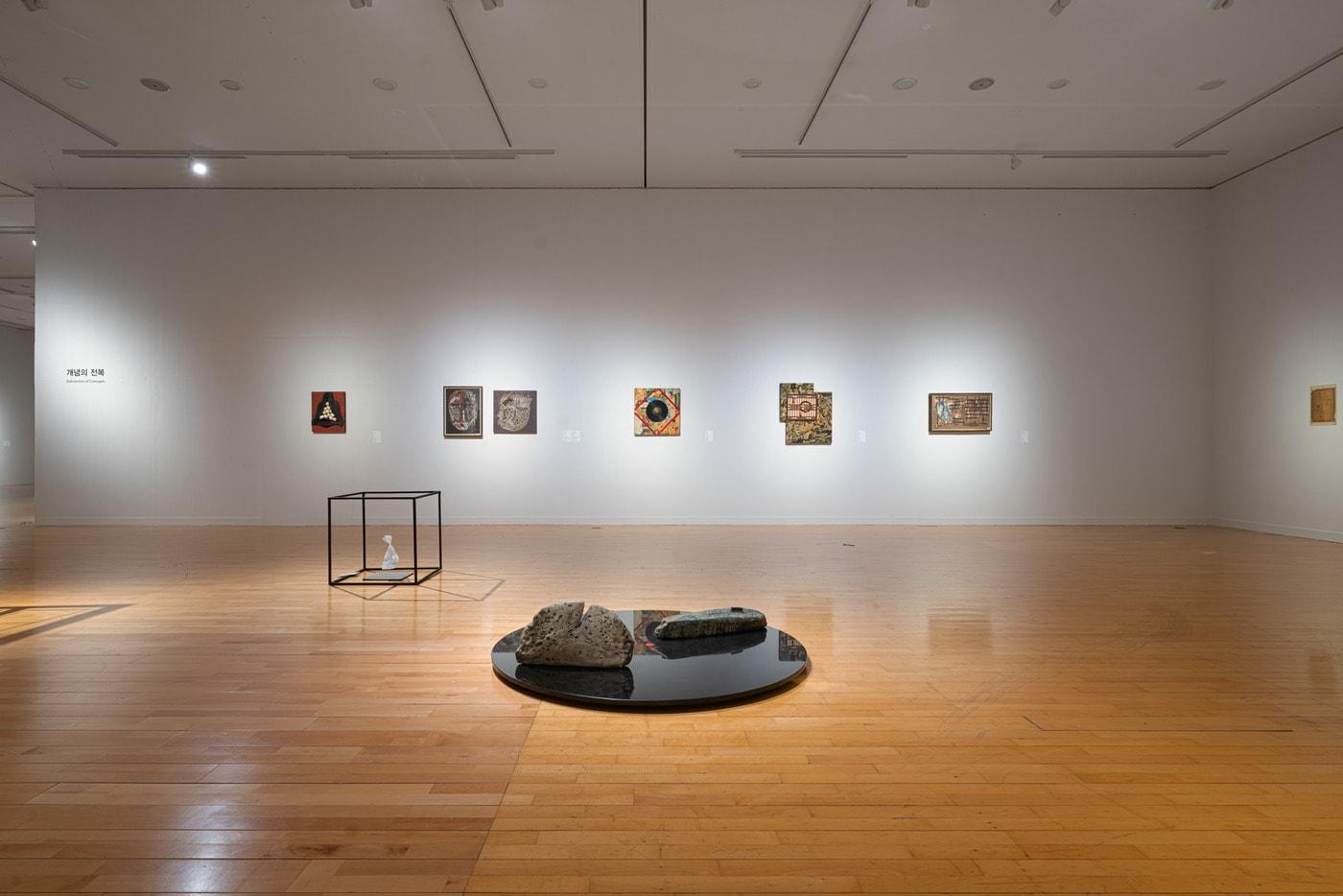 '1960-70년대 부산미술: 끝이 없는 시작' 전시 전경.(섹션5 개념의 전복, 부산시립미술관 제공)ⓒ 뉴스1