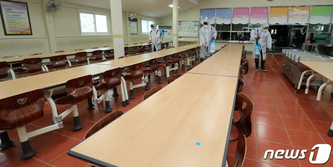 본문 이미지 - 고등학교 3학년 학생들의 등교 개학을 하루 앞둔 19일 전북 전주시 전주생명과학고등학교 급식실에서 방역인력들이 소독을 하는 모습./뉴스1 ⓒ News1 유경석 기자