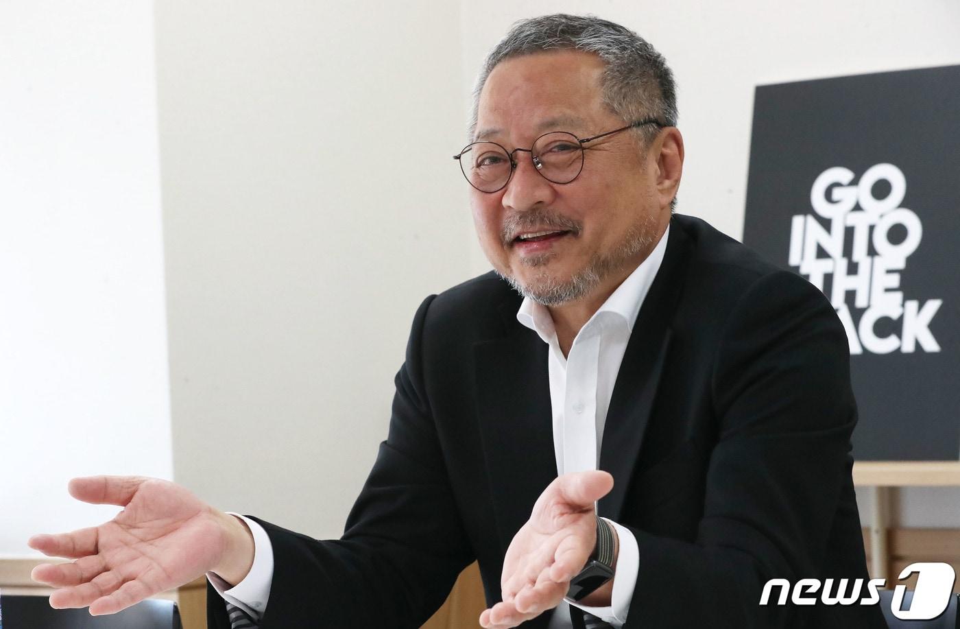 본문 이미지 - 최창희 공영쇼핑  대표가 본사 집무실에서 뉴스1과 취임 후 첫 단독 인터뷰를 진행하고 있다.  ⓒ News1 임세영 기자