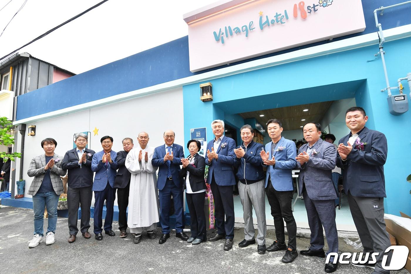 최승준 정선군수와 문태곤 강원랜드 대표이사를 비롯한 관계자들이 19일 강원 정선군 고한읍 고한18리 골목길에서 열린 고한 18번가 마을 호텔(마을 호텔 18번가) 1호점 개소식에서 기념촬영을 하고 있다. (정선군청 제공) 2020.5.19/뉴스1 ⓒ News1 