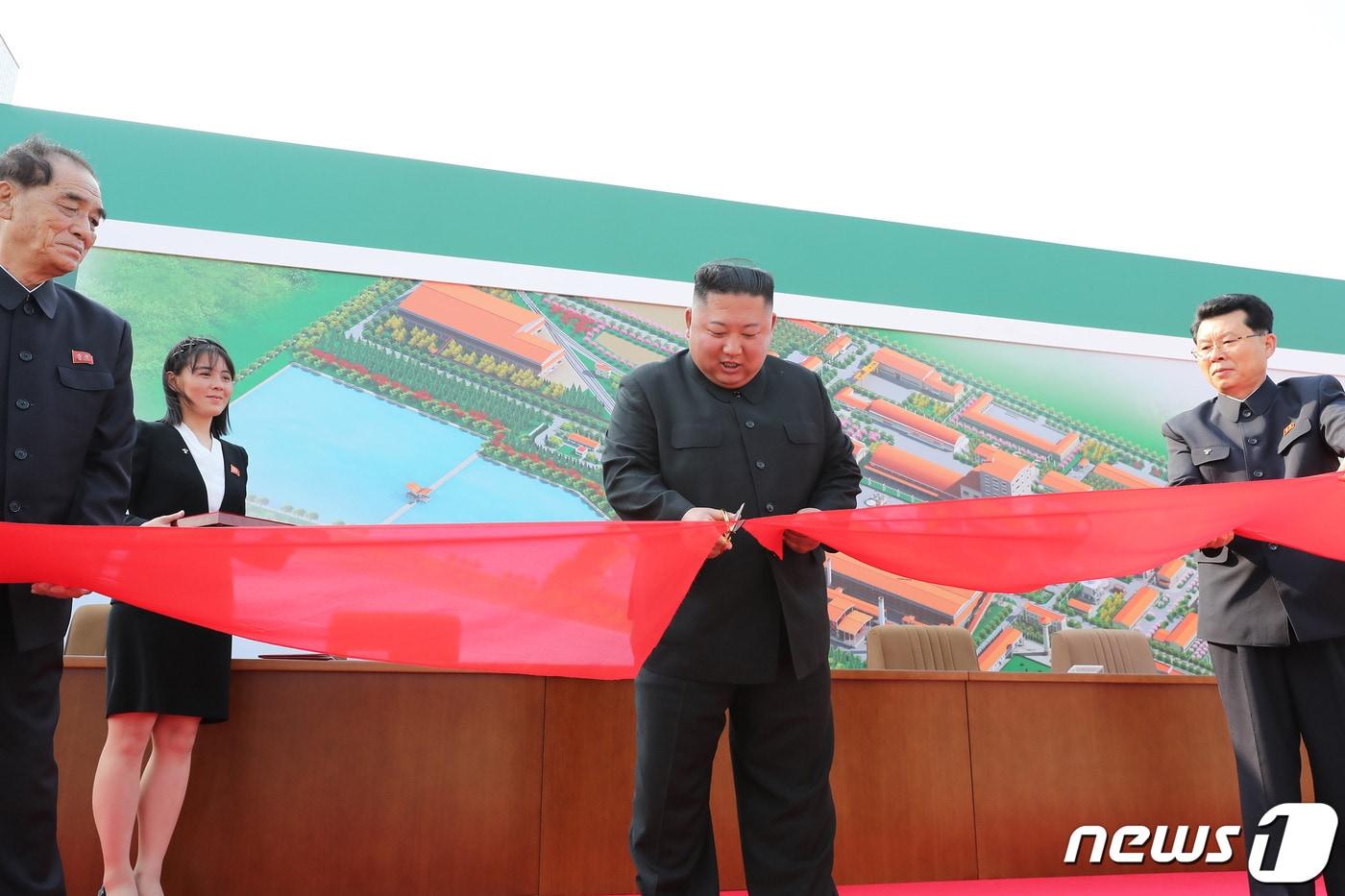 (평양 노동신문=뉴스1) = 김정은 북한 국무위원장이 노동절인 지난 1일 순천린(인)비료공장 준공식에 참석해 준공 테이프를 끊고 있다. [국내에서만 사용가능. 재배포 금지. DB 금지. For Use Only in the Republic of Korea. Redistribution Prohibited] rodongphoto@news1.kr