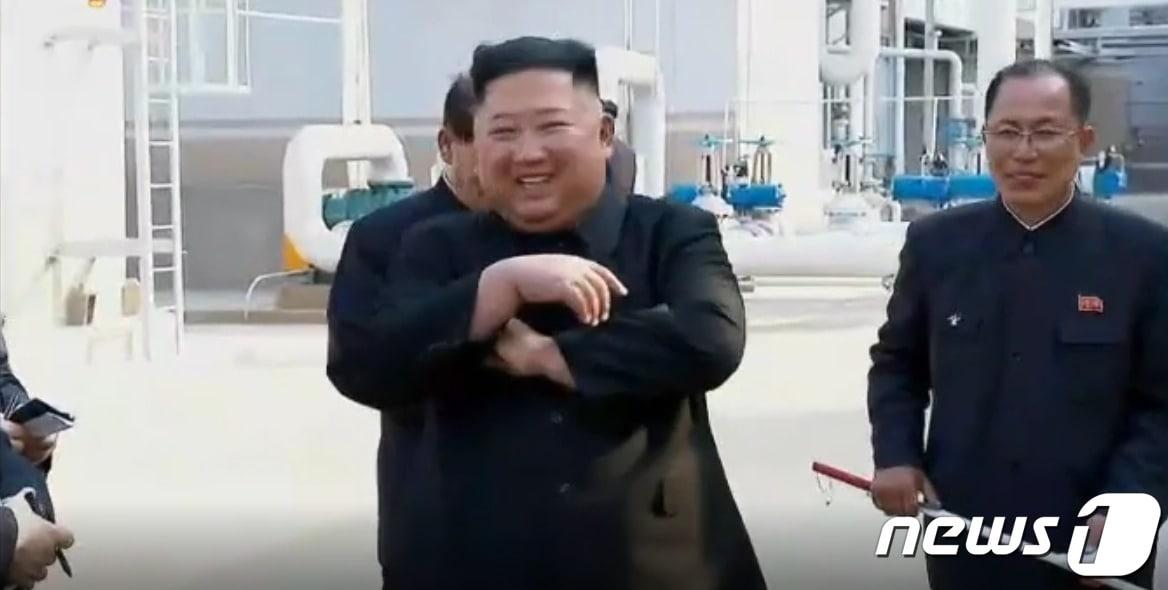 본문 이미지 - 2일 오후 3시 10분 북한 조선중앙TV가 김정은 국무위원장의 순천린&#40;인&#41;비료공장 준공식 시찰 영상을 15분간 방송했다. &#40;조선중앙TV 갈무리&#41; 2020.5.2/뉴스1