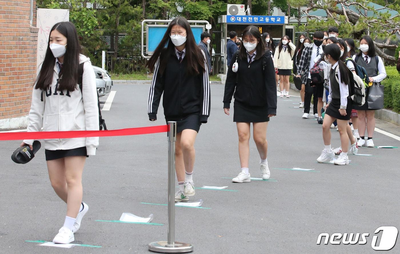 고등학교 3학년 학생들의 등교가 시작된 20일 오전 대전 전민동 전민고등학교에서 학생들이 등교를 하고 있다. 신종 코로나바이러스 감염증(코로나19) 여파로 80일 만에 학생들의 등교 개학이 이뤄졌다. 2020.5.20/뉴스1 ⓒ News1 김기태 기자
