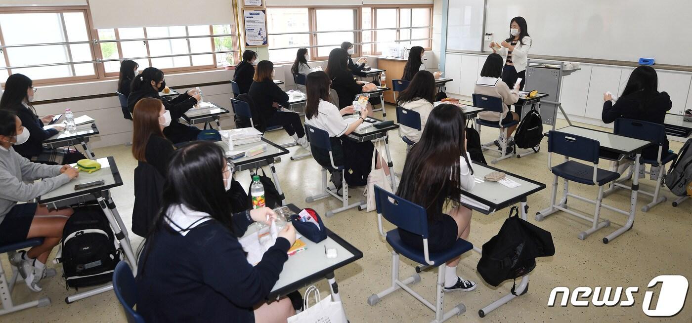 지난달 20일 서울 시내 한 고등학교에서 교사가 3학년 학생들에게 신종 코로나바이러스 감염증(코로나19) 예방 관련 사항을 전달하고 있다./뉴스1 ⓒ News1 