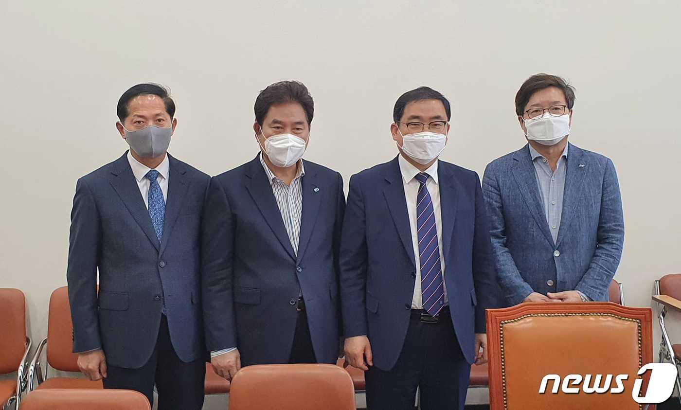 왼쪽부터 이재준 고양시장, 백군기 용인시장, 허성무 창원시장, 염태영 수원시장.(백군기 시장 SNS 캡처) /ⓒ News1 