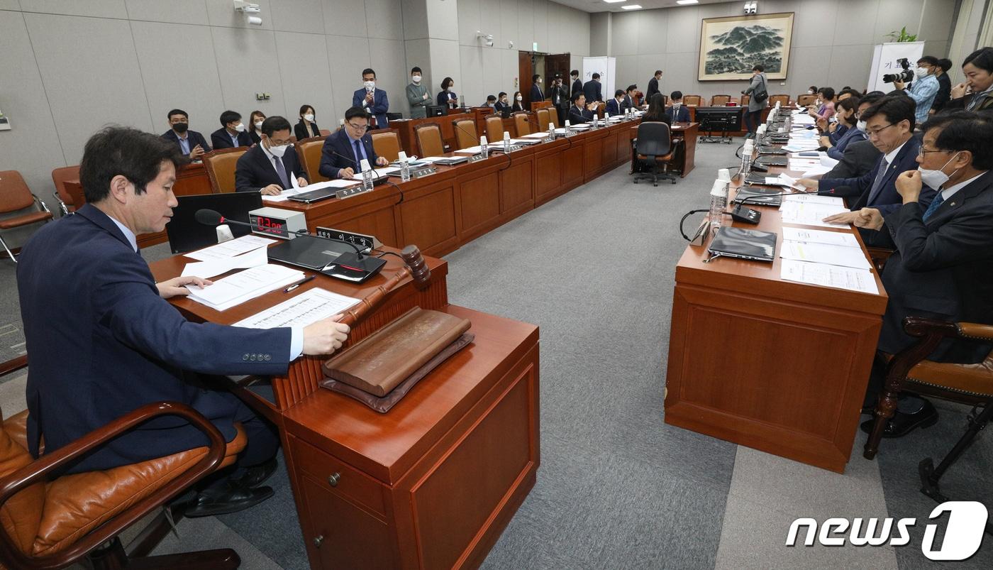 본문 이미지 - 이인영 국회 운영위원장이 20일 서울 여의도 국회에서 열린 운영위원회 전체회의에서 회의를 주재하고 있다. 2020.5.20/뉴스1 ⓒ News1 성동훈 기자