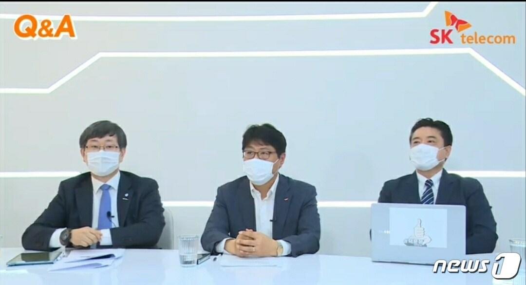 본문 이미지 - 20일 유튜브를 통해 진행된 '인공지능 돌봄 서비스 1주년 성과발표' 기자간담회 이준호 SKT SV추진그룹장(가운데)와 김범수 바른 ICT 연구소장(왼쪽) ⓒ 뉴스1