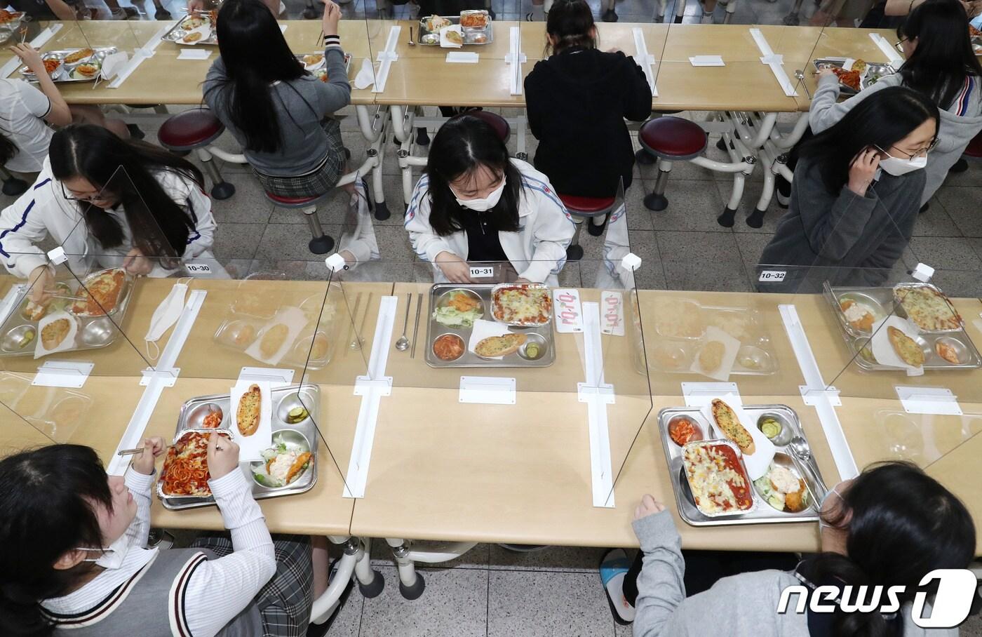 본문 이미지 - 학생들이 칸막이 설치된 급식실에서 점심을 먹고 있다./뉴스1 ⓒ News1 김기태 기자