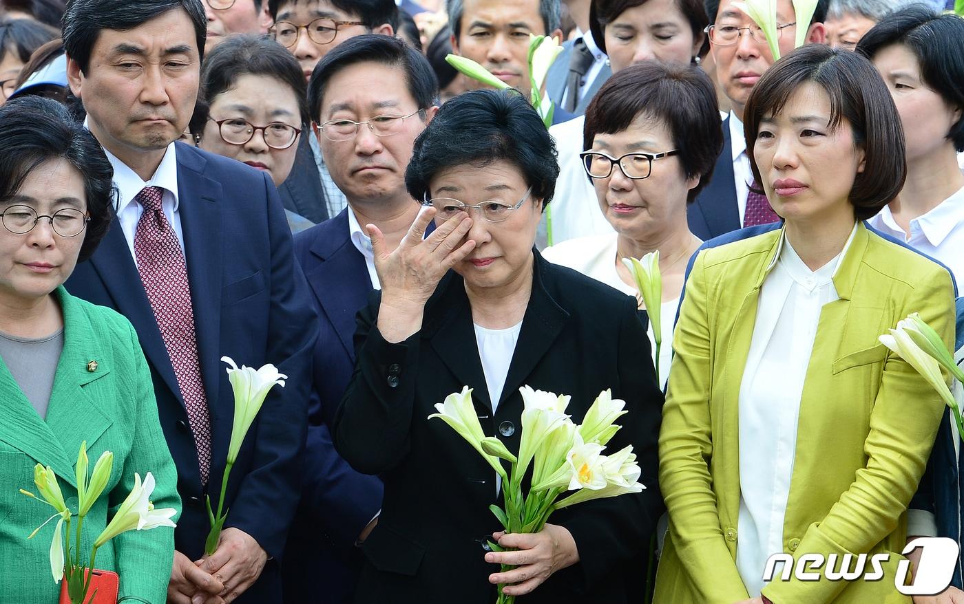 본문 이미지 - 한명숙 전 국무총리가 지난 2015년 8월 서울구치소 수감 전 의원들과 지지자들의 배웅을 받으며 눈시울을 붉히고 있다 (뉴스1DB) 2020.5.20/뉴스1