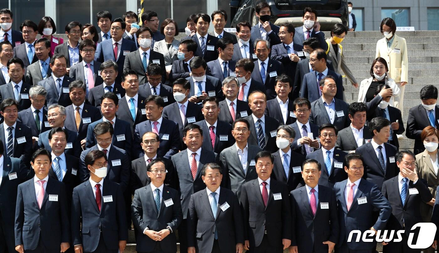 본문 이미지 - 20일 오후 서울 여의도 국회 본청 앞에서 제21대 국회 초선 의원들이 기념촬영을 하기 위해 준비하고 있다. 2020.5.20/뉴스1 ⓒ News1 성동훈 기자