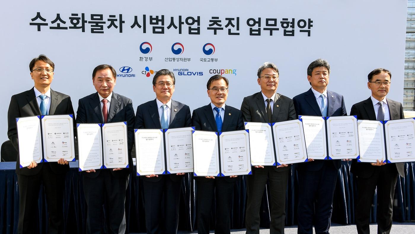 현대차와 환경부가 20일 수소전기 화물차 보급 시범사업을 위한 상호협력 강화를 주요 내용으로 하는 양해각서(MOU)를 체결했다. 왼쪽부터 쿠팡 박대준 대표이사, 현대차 한성권 사장, 산업통상지원부 정승일 차관, 환경부 홍정기 차관, 국토교통부 손명수 2차관, CJ대한통운 정태영 부사장, 현대글로비스 전금배 전무. (현대차 제공) ⓒ 뉴스1