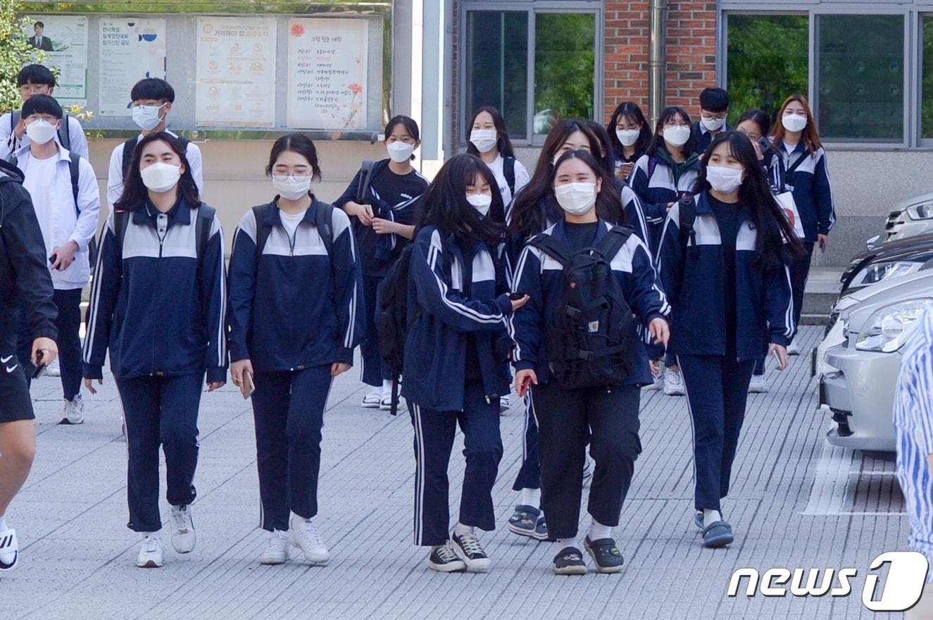 본문 이미지 - 고등학교 3학년 학생들의 등교가 시작된 20일 오후 광주 광산구 장덕고등학교에서 이 학교 3학년생들이 하교하고 있다. 2020.5.20 /뉴스1 ⓒ News1 한산 기자