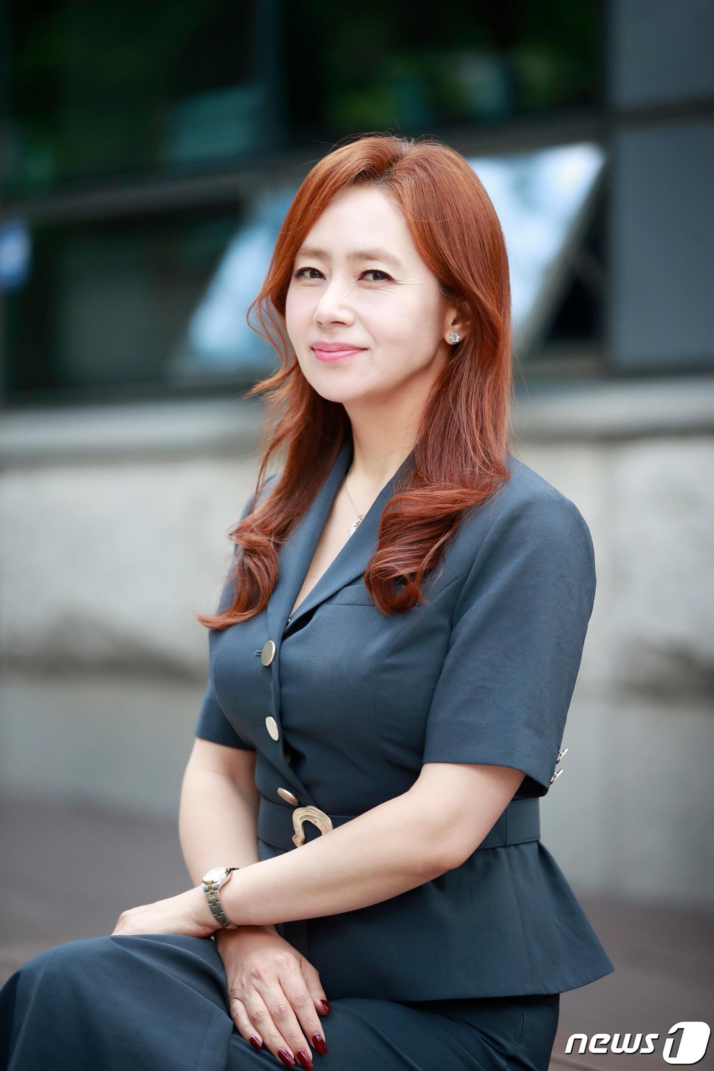 본문 이미지 - 서울 상암동 카페. '부부의 세계' 배우 김선경 인터뷰. 2020.5.20/뉴스1 ⓒ News1 권현진 기자