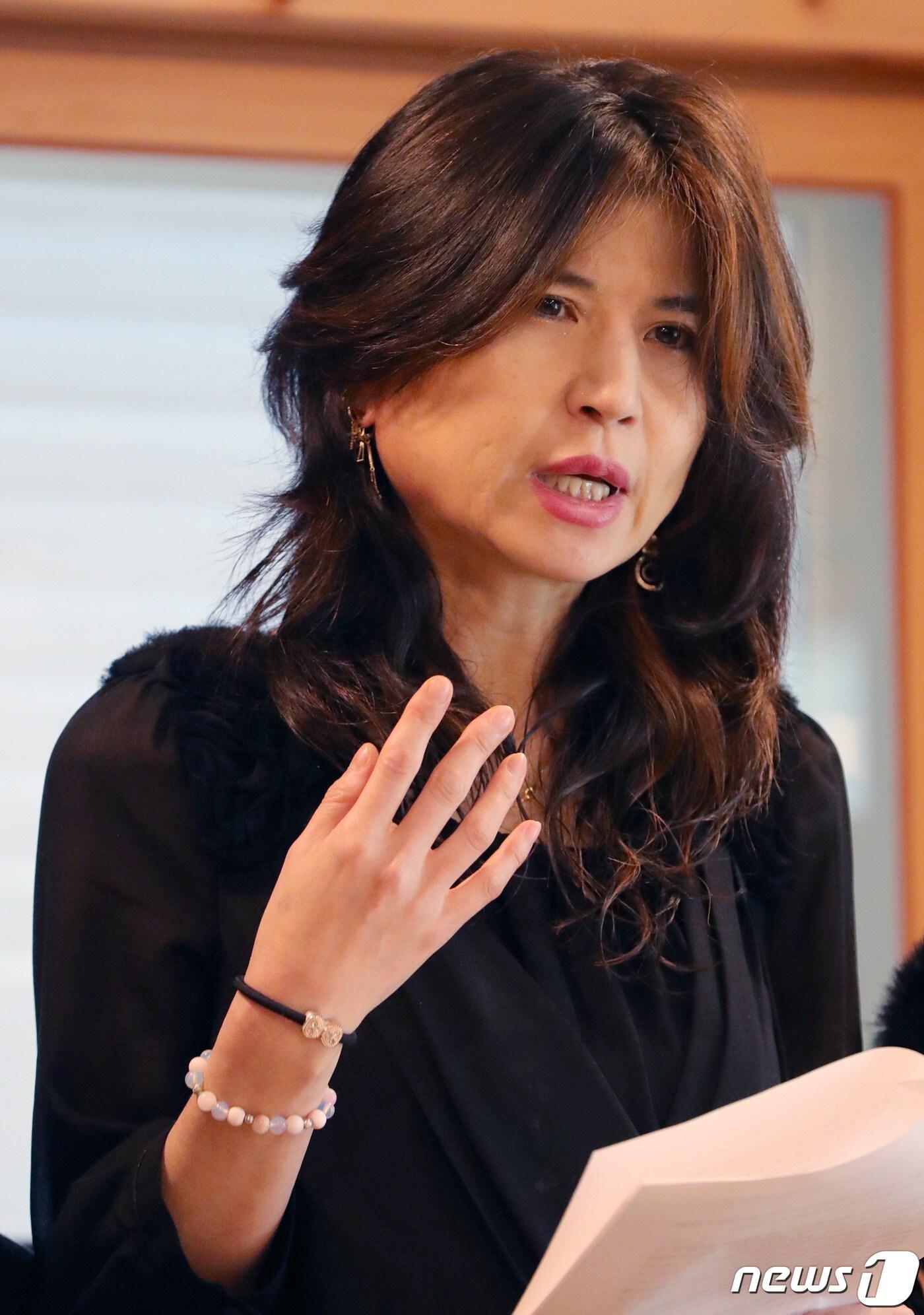 본문 이미지 - 일부 위안부 피해 할머니들이 방탄소년단(BTS)의 팬클럽 아미(ARMY)로부터 후원품을 전달받지 못했다고 주장한 이민주 목사가 20일 전북 전주에 있는 자택에서 기자회견을 열고 있다.2020.5.20 /ⓒ 뉴스1 유경석 기자