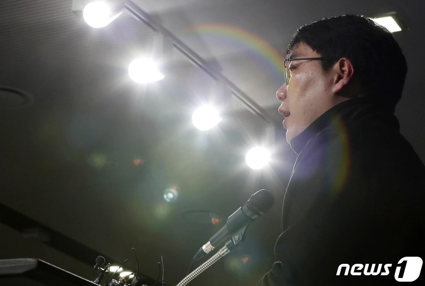 본문 이미지 - 이종권 프로축구연맹 홍보팀장이 지난 5월20일 오후 서울 종로구 신문로 축구회관에서 FC서울의 홈구장 관중석에 설치된 '리얼돌' 논란과 관련해 프로축구연맹 상벌위원회를 마친 후 브리핑하고 있다. 2020.5.20/뉴스1 ⓒ News1 이동해 기자