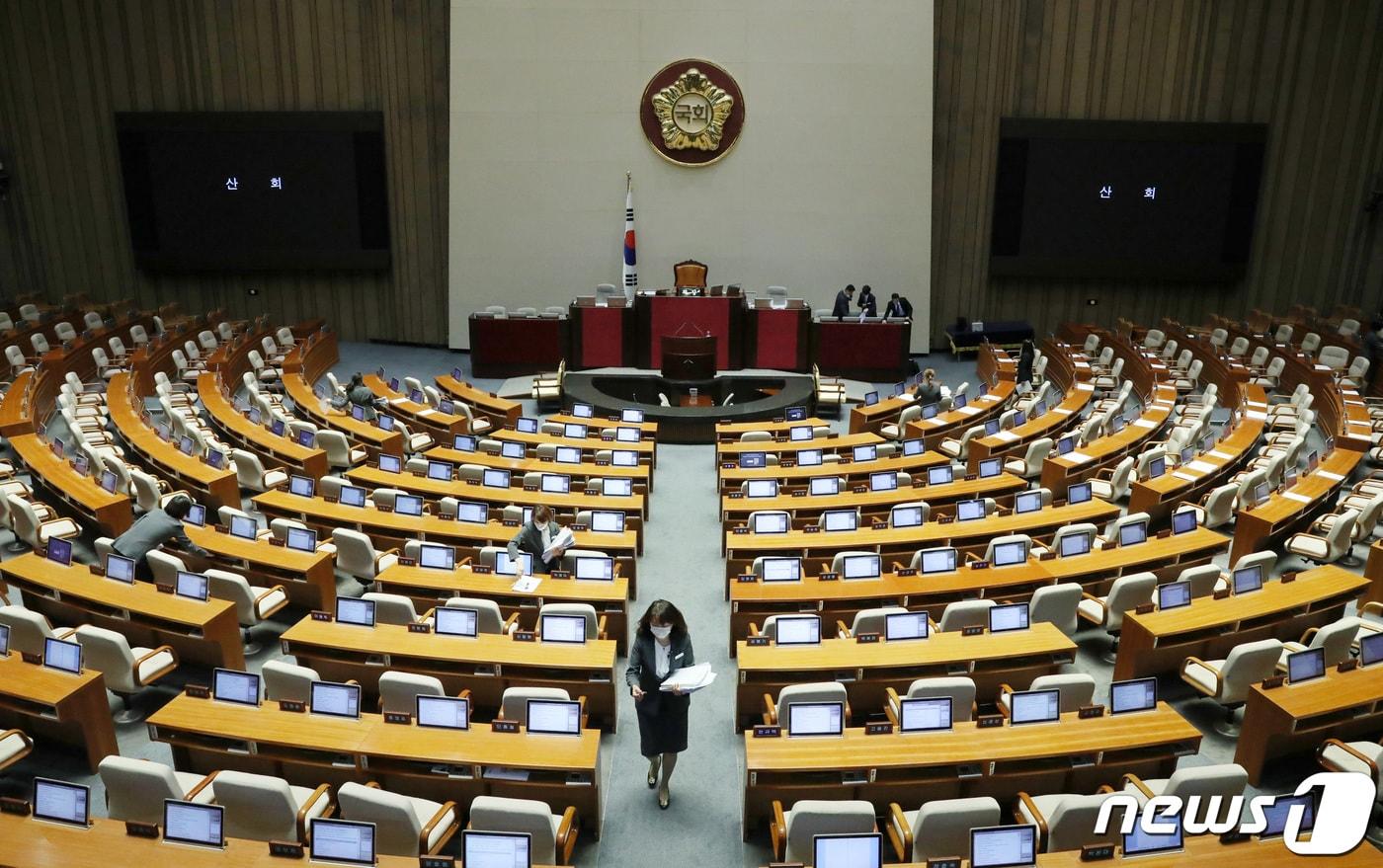 본문 이미지 - 지난 20일 오후 서울 여의도 국회에서  20대 국회 마지막으로 열린 제378회국회(임시회) 제1차 본회의가 끝난 뒤 국회 직원이 정리를 하고 있다. 2020.5.20/뉴스1 ⓒ News1 박세연 기자