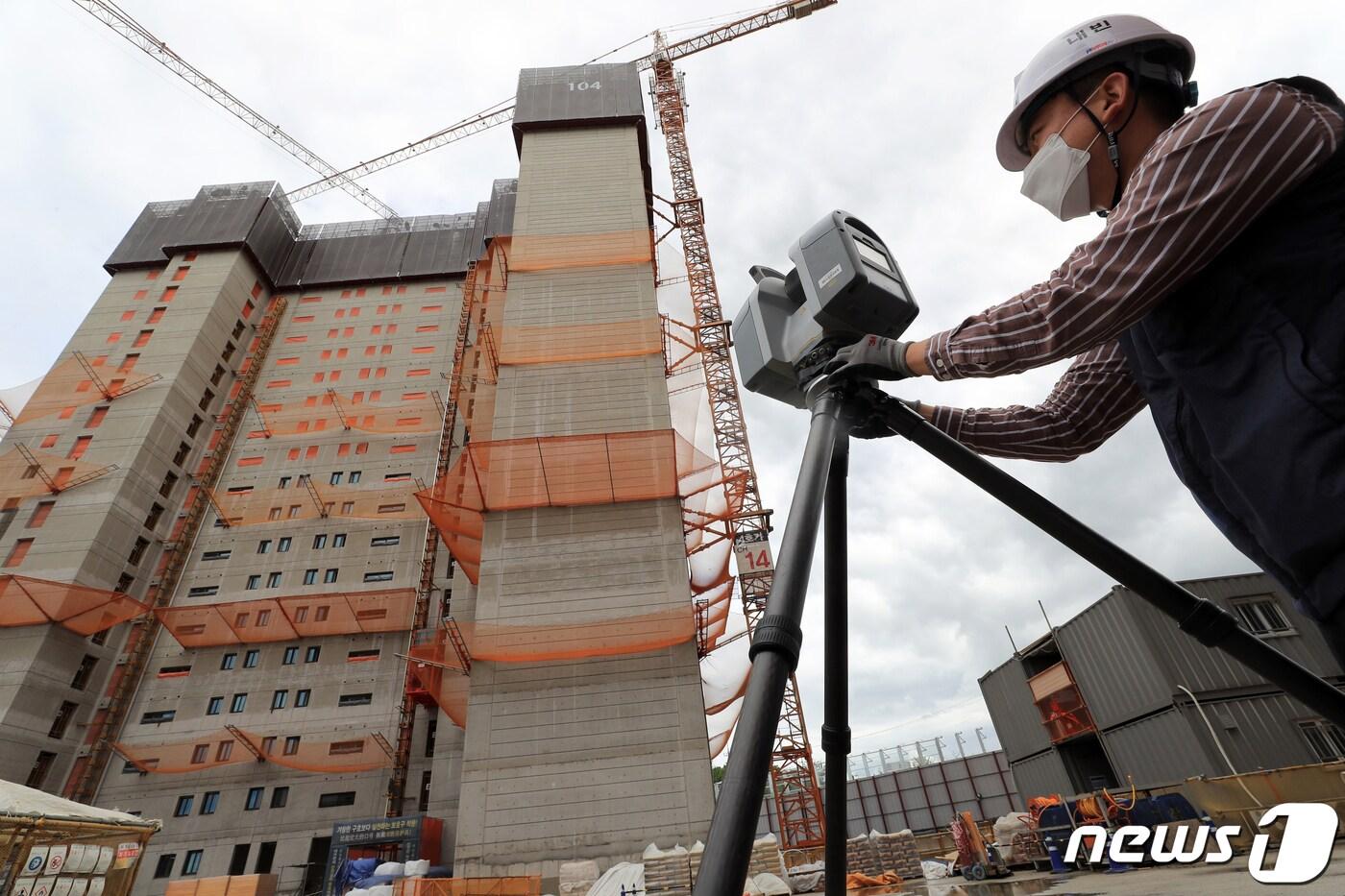 경기 하남시의 한 아파트 공사현장에서 대림산업 관계자가 3D 스캐너를 활용한 측량작업을 하고 있다. 2020.5.21/뉴스1 ⓒ News1 구윤성 기자