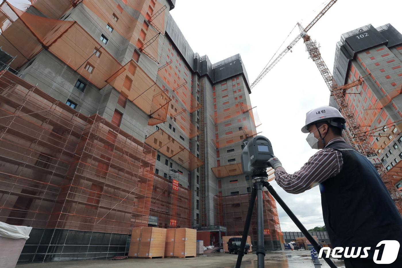본문 이미지 - 경기도 하남의 한 아파트 공사현장에서 대림산업 관계자가 3D 스캐너를 활용한 측량작업을 하고 있다. 2020.5.21/뉴스1 ⓒ News1 구윤성 기자