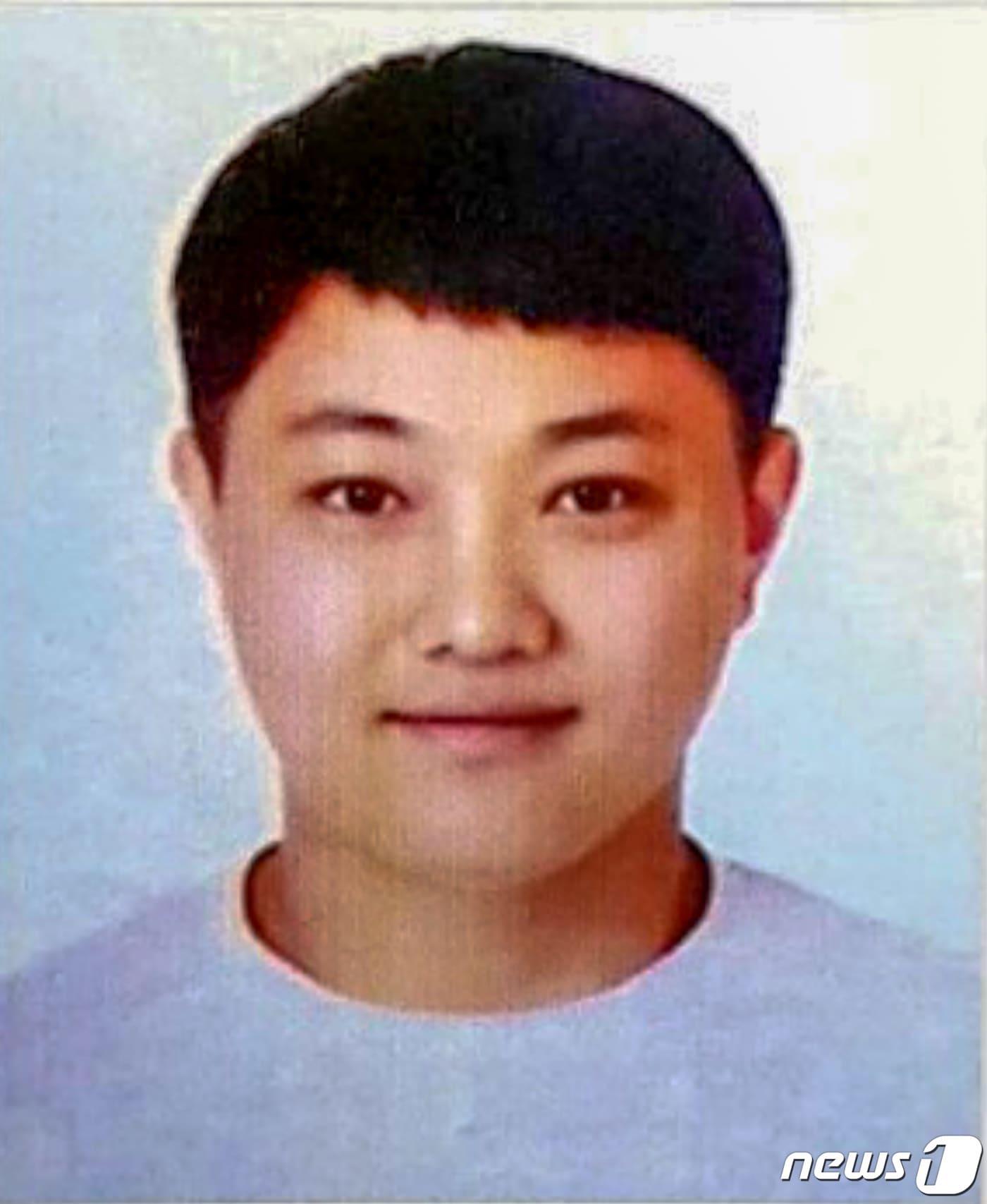 본문 이미지 - 전북 전주와 부산에서 실종된 여성 2명을 연쇄 살해한 피의자 최신종(1989년생, 만31세)의 얼굴과 이름, 나이가 공개됐다. 전북지방경찰청은 20일 오후 신상정보 공개 심의위원회를 열고 강도살인, 사체유기, 강간 등 혐의로 구속된 최신종의 신상정보 공개를 결정했다. (전북지방경찰청 제공) 2020.5.21/뉴스1