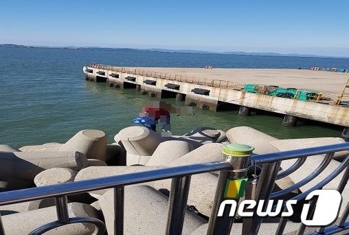 본문 이미지 - 출입이 통제된 전북 군산항 남방파제에 들어간 낚시꾼이 군산해경에 적발됐다.ⓒ 뉴스1
