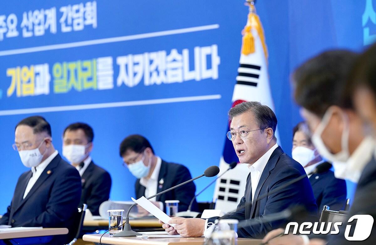 본문 이미지 - 문재인 대통령이 21일 서울 강남구 삼성동 한국무역협회에서 열린 위기극복을 위한 산업계 간담회에서 모두발언을 하고 있다. (청와대 제공) 2020.5.21/뉴스1