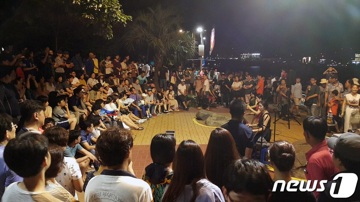 본문 이미지 - 여수밤바다 낭만버스킹.&#40;여수시 제공&#41;/뉴스1 