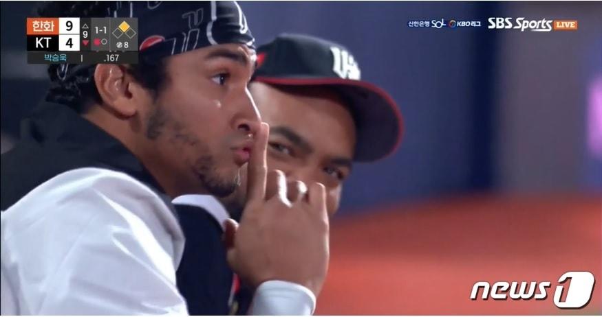 본문 이미지 - KT 쿠에바스가 21일 한화전에서 한화 박상원의 투구 중 손가락을 입에 갔다대는 제스처를 취하고 있다.(SBS스포츠 중계 화면 캡쳐) ⓒ 뉴스1