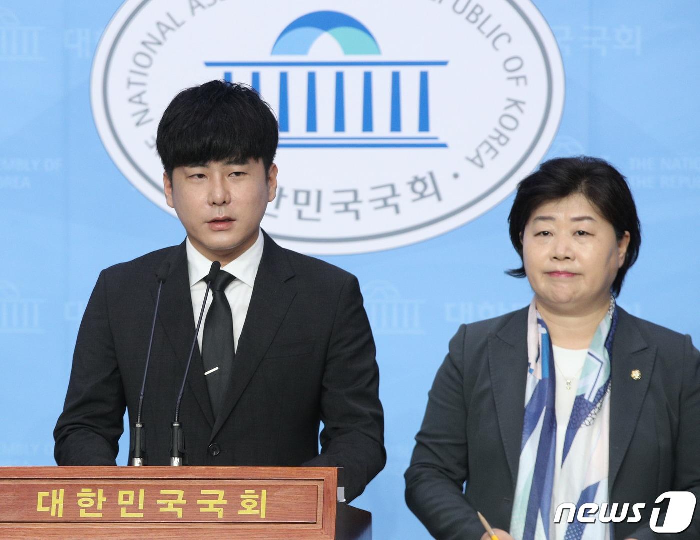 본문 이미지 - 고 구하라씨의 오빠인 구호인씨가 22일 오전 서울 여의도 국회 소통관에서 구하라법 통과 촉구 기자회견을 하고 있다. ‘구하라법’은 부양의무를 제대로 못한 부모나 자식을 상대로 재산상속을 막는 법으로 이번 20대 국회 마지막 본회의에 오르지 못해 자동 폐기됐다. 2020.5.22/뉴스1 ⓒ News1 신웅수 기자