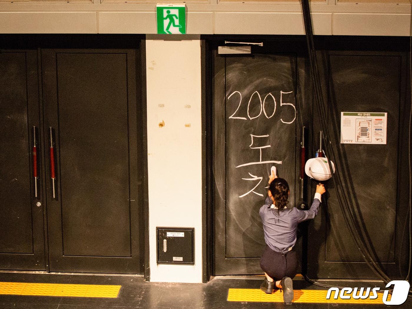 본문 이미지 - 5·18민주화운동 배경 '시간을 칠하는 사람' 공연 일부.(국립아시아문화전당 제공)ⓒ News1DB