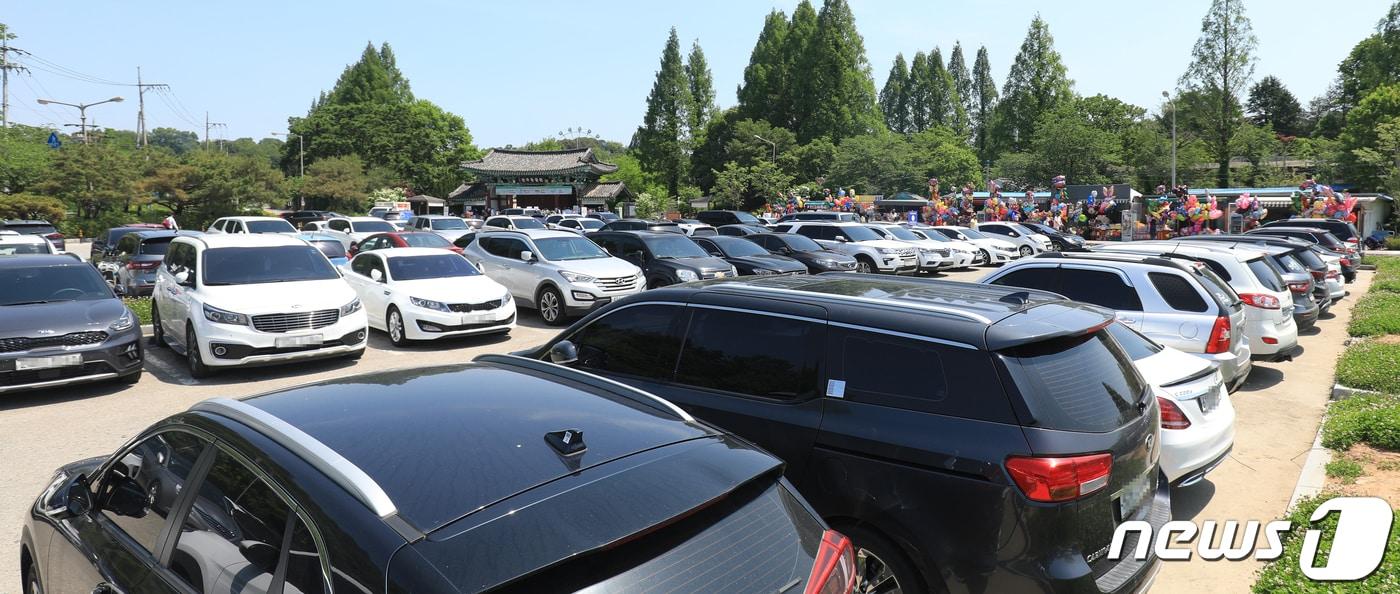 본문 이미지 - 나들이객으로 꽉 찬 전주동물원 주차장ⓒ 뉴스1 유경석 기자