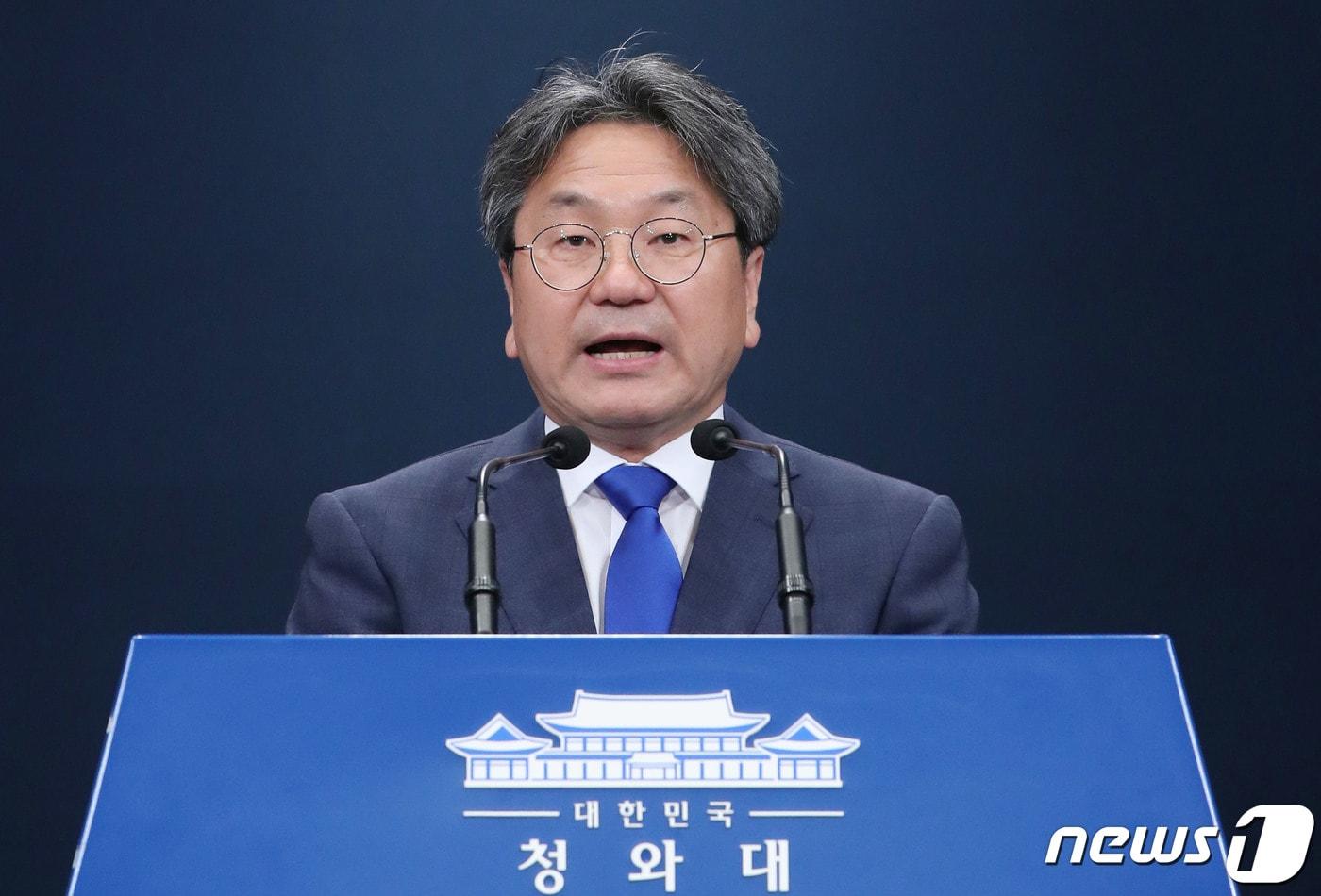 본문 이미지 - 강기정 청와대 정무수석이 24일 오후 청와대 춘추관에서 문재인 대통령이 21대 국회 개원을 앞두고 오는 28일 김태년 더불어민주당 원내대표와 주호영 미래통합당 원내대표 초청 오찬을 갖는다고 발표하고 있다. 2020.5.24/뉴스1 ⓒ News1 박정호 기자
