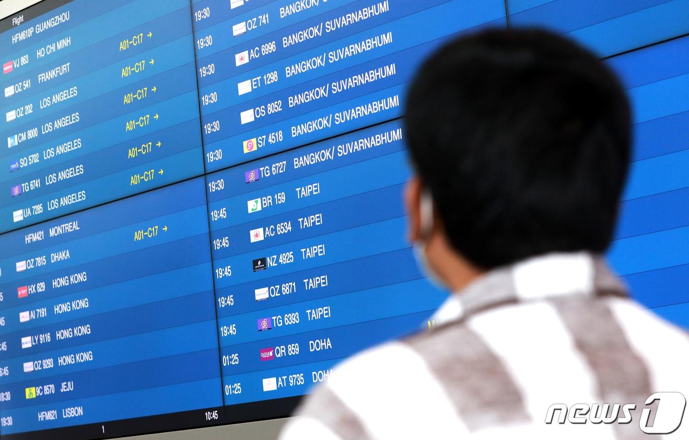 인천국제공항 1터미널에서 외국인이 입·출국 전광판을 바라보고 있다.ⓒ News1 정진욱 기자