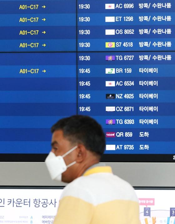 본문 이미지 - 중앙재난안전대책본부는 오는 27일 0시부터 일부 항공사에서 개별적으로 시행하고 있는 탑승객의 '마스크 착용 의무화'를 모든 항공사 국제·국내선으로 확대 적용하겠다고 25일 밝혔다. 25일 오전 인천국제공항 1터미널 출국장에 외국인이 마스크를 쓰고 있다.2020.5.25/뉴스1 ⓒ News1 정진욱 기자