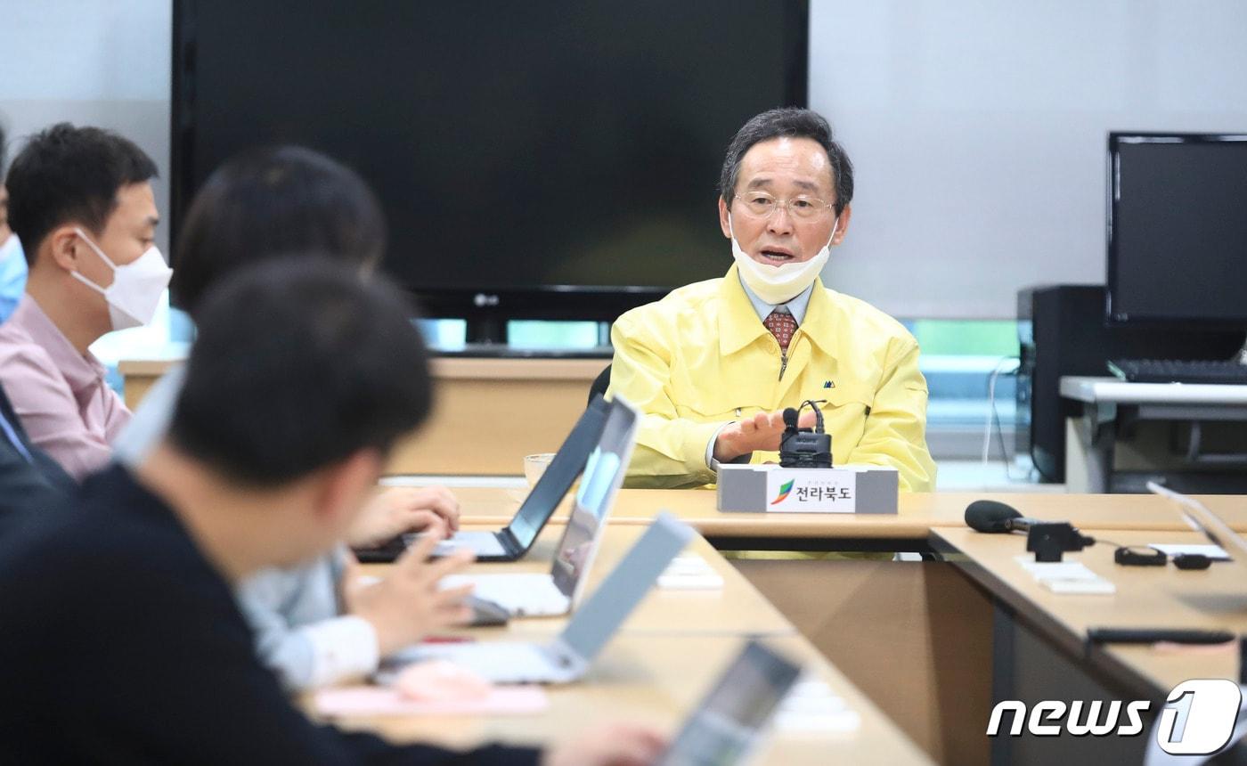 본문 이미지 - 송하진 전북지사가 25일 기자간담회를 통해 전북대 인수공통전염병연구소의 국립감염병 연구소 분원 지정 필요성을 강조하고 있다.(전북도 제공)2020.5.25/ⓒ 뉴스1