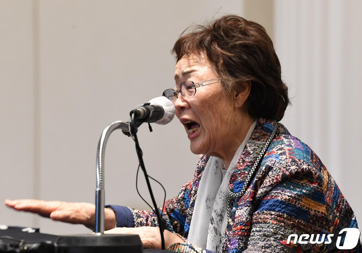 본문 이미지 - 일본군 위안부 피해자 이용수 할머니가 25일 오후 대구 수성구 인터불고 호텔에서 두 번째 기자회견을 열어 입장 발표하고 있다. 한국일보 왕태석 ⓒ News1 공정식 기자